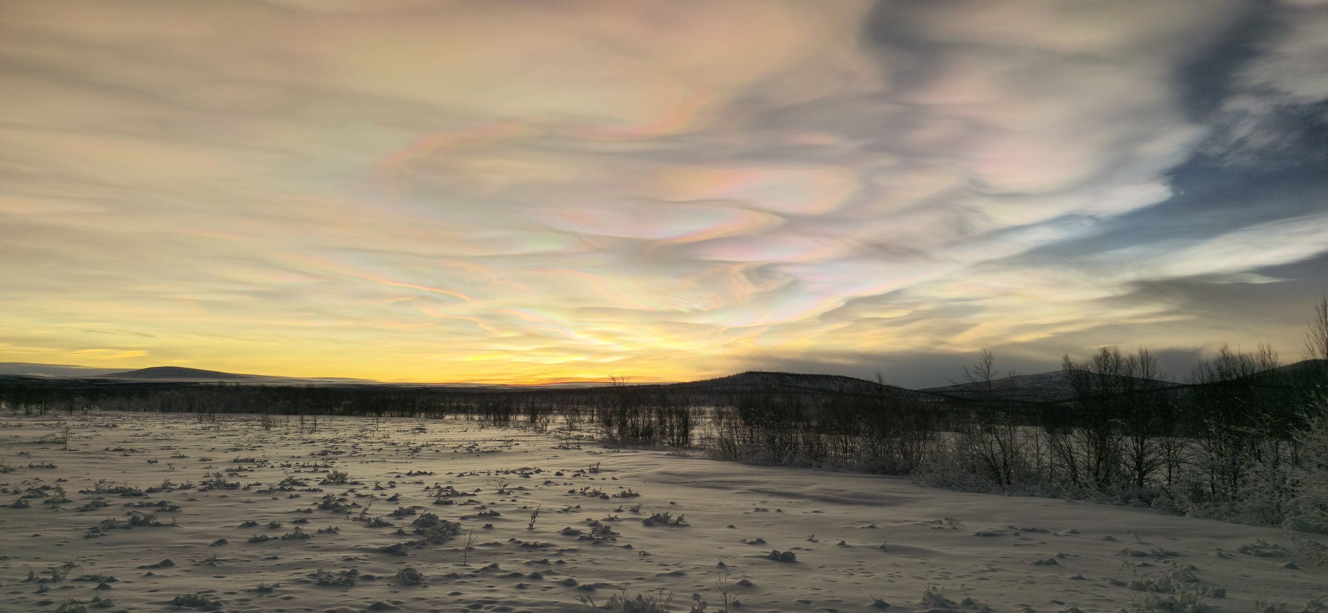 Cielo nacarado sobre la nieve al atardecer