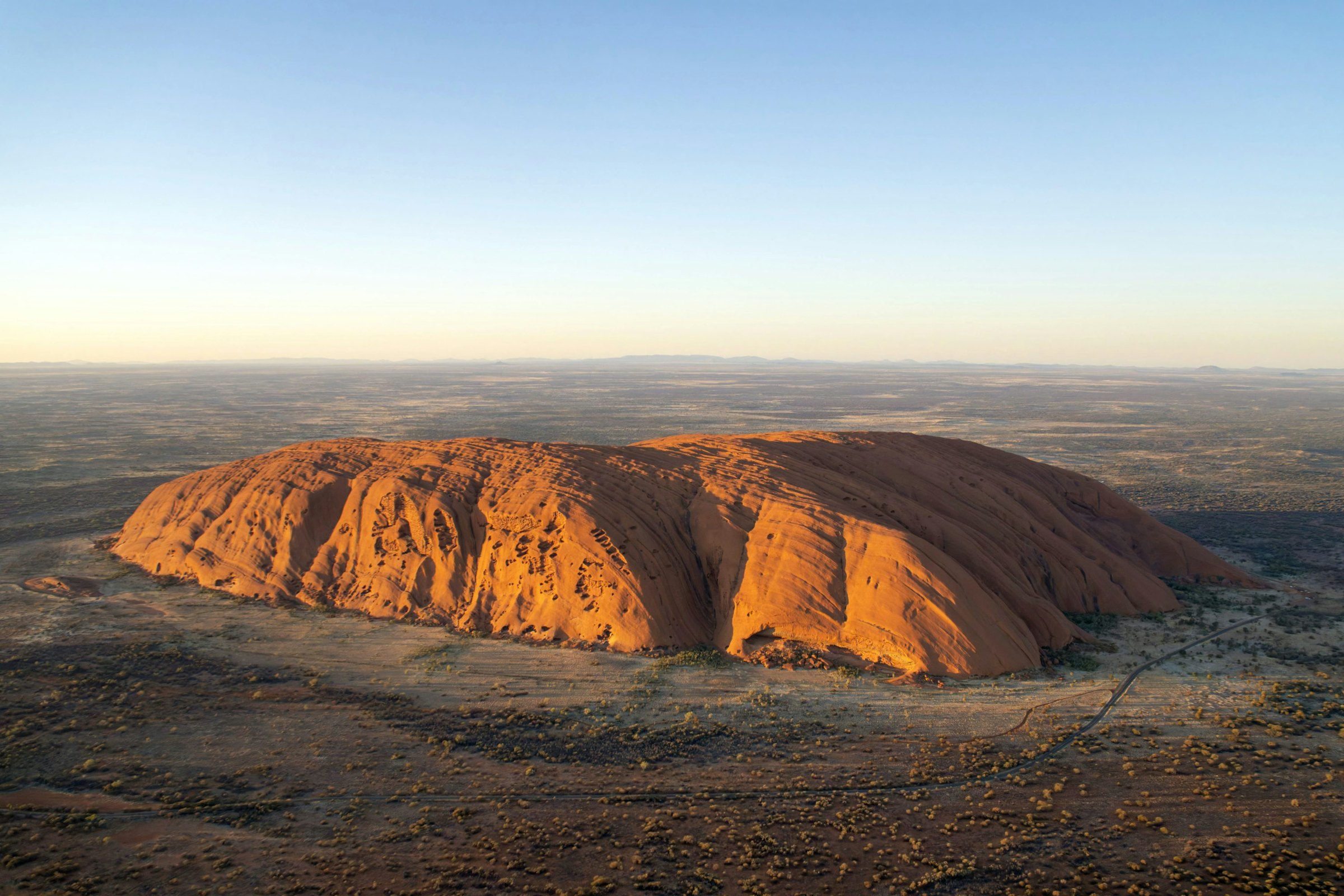 Uluru al atardecer en el desierto australiano