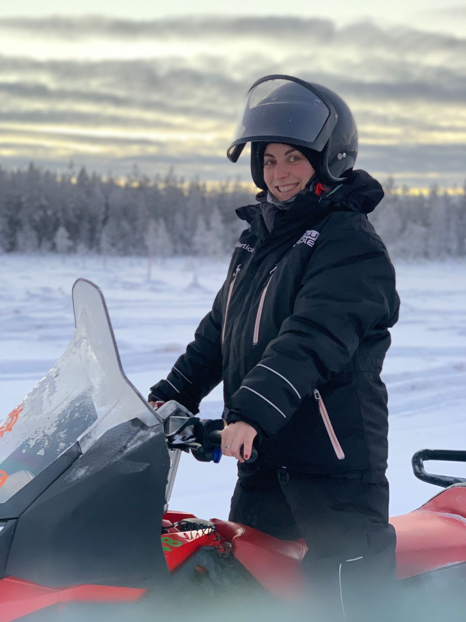 Maite sobre una moto de nieve en Laponia